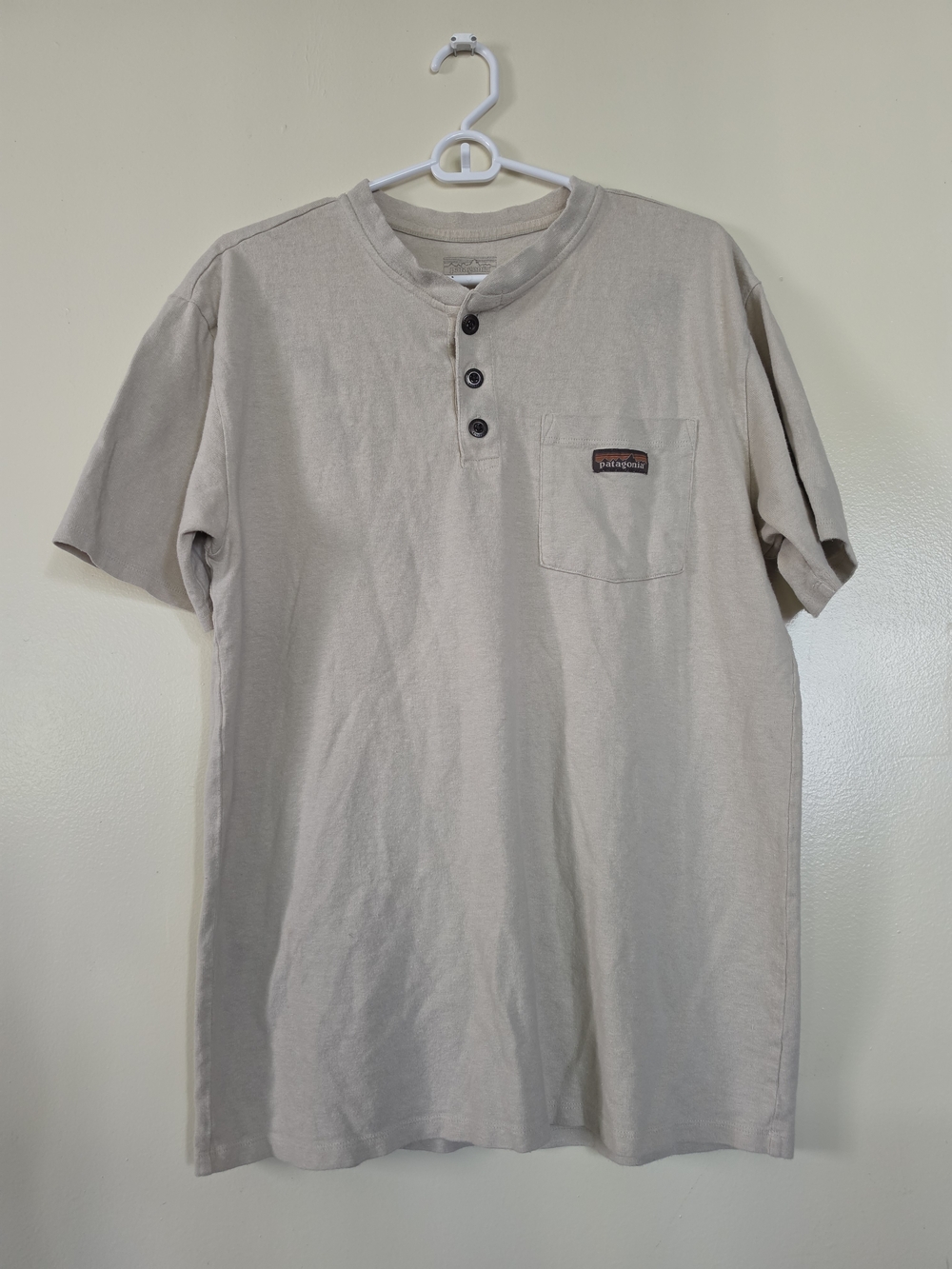 Patagonia Men’s Short-Sleeve Henley Pocket Tee in Beige Size M